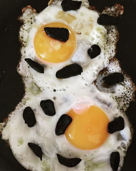 Black-garlic-on-fried-eggs